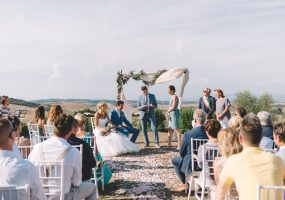 Trouwen in Toscane - burgerlijk huwelijk met bloemenboog - funkybird