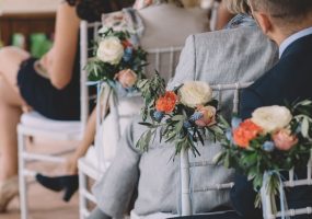 Trouwen in Toscane - bloemen aan stoel bij ceremonie - funkybird - wedding design