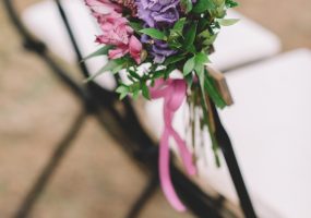 trouwen in toscane - bloemen aan stoel bij ceremonie - funkybird - wedding design