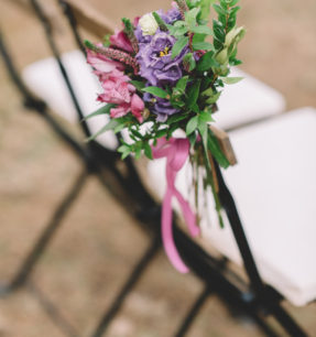 trouwen in toscane - bloemen aan stoel bij ceremonie - funkybird - wedding design
