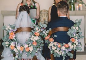 trouwen in toscane - bloemen aan stoel bij ceremonie - funkybird - wedding design