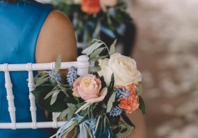 trouwen in toscane - bloemen aan stoel bij ceremonie - funkybird - wedding design