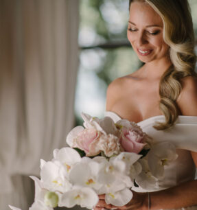 Bride with elegant wedding bouquet made by Funkybirdfirenze